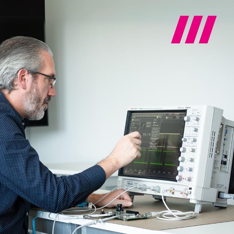 Computer Controls professional at test with high-end oscilloscope